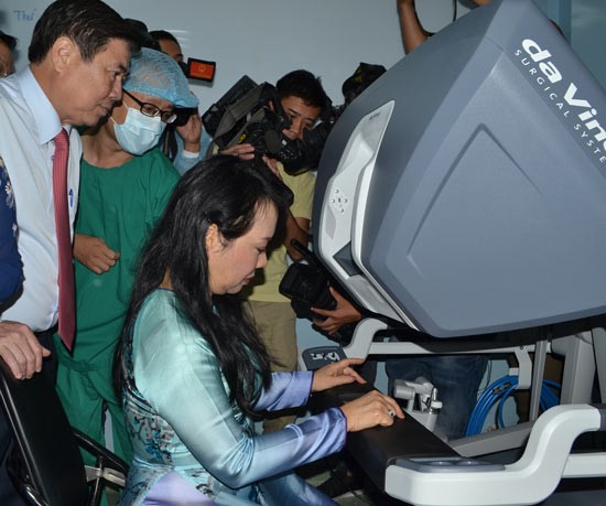 Health Minister is trying the new rbot-assisted sugery system (Photo: SGGP) Health Minister is trying the new rbot-assisted sugery system (Photo: SGGP)